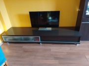 Szafka pod TV w kolorze ciemny brąz z Agata Meble 