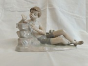 Figurka Lladro chłopiec z ptaszkiem