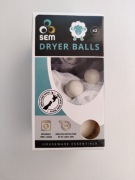 Dwie wełniane kule do suszarki SEM marki Houseware Essentials.