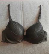 Czarny biustonosz z koronką koronką i satynową wstawką Esmara 80B