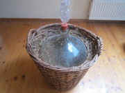 Gąsior na wino w koszu