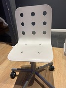 Biały fotelik dziecięcy do biurka IKEA Jules