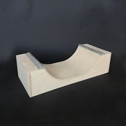 Drewniana Mini Rampa z betonowym copingiem 