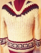 Sweterek z owczej wełny.