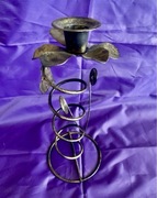 Bardzo ładny świecznik pomalowany na złoto o czarny kolor