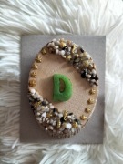 Magnes z literką D z kamyczkami z żywicy