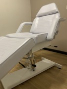 Fotel kosmetyczny hydrauliczny biały Classic 
