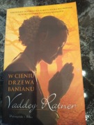 Vaddey Ratner w cieniu drzewa banianu