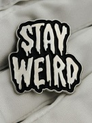 NOWA Przypinka broszka pin stay weird emo y2k