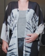 Narzutka plażowa boho tie-dye biało-szara maxi na strój kąpielowy okazja