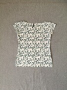 Biała koszulka z nadrukiem w kwiaty Moodo