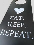 ZAWIESZKA NA KLAMKĘ DRZWI CZARNA DREWNO NAPIS: EAT SLEEP REPEAT