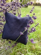 Poduszeczka z gałązką i kwiatem lawendy