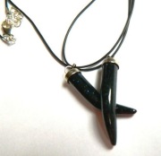 Noc kairu, czarny, długi kieł, wisiorek uniseks