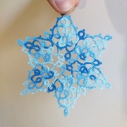 Dekor na choinkę śnieżynka frywolitka niebieska