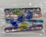 bransoletki z motywami dinozaurów i jednorożców,zabawką Pop It.