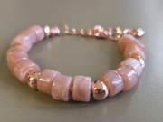 Bransoletka w kolorze różowego złota z akrylowymi koralikami