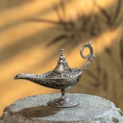 Srebrna Lampa Aladyna – Ażurowy Kadzielnik i Dekoracja Retro