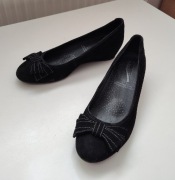 Buty na koturnie medicus czarne zamszowe