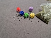 Gonggi gra z metalowymi kuleczkami w środku w stylu squid game .