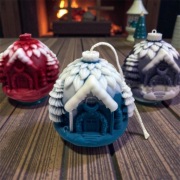 Świąteczna świeca sojowa w kształcie domku