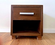 Szafka nocna z lampą stojącą