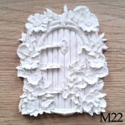 Drzwi do elfickiego domu w winorośl pełna detali kolorowanka antystresowa