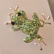Piękna brosza Broszka bogatozdobiona ŻABA. PREZENT dla DAMY. Maj 2025(T).
