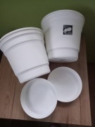 Zestaw 2 większych doniczek plastikowych z podstawkami