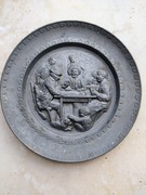 Cynowy talerz na ścianę ze scenką rodzajową