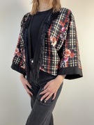 Krótka narzutka kimono, kratka & kwiaty, frędzle rozm. L Urmoda