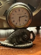 Zegarek śpiący koala na liściu