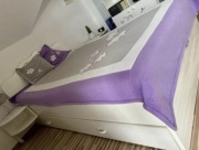 Zestaw mebli dla dziewczynki – biało-fioletowy z motywem kwiatów