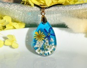 Wisiorek z kwiatami. Biżuteria z żywicy.