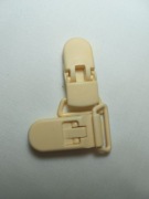 Klips plastikowy kremowy zapięcie do zawieszki