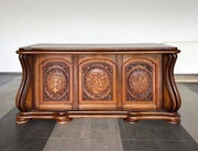 Biurko dębowe z bogato zdobionym frontem