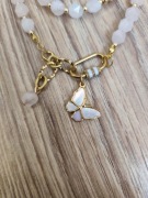 Naszyjnik handmade z różowego kwarcu z zawieszką motyla 