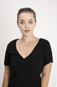 Koszulka czarna dekolt w serek lub okrągły 