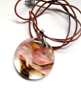 Złoto-różowy kryształ z duchem, duży okrągły wisior na rzemieniu