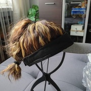 Peruka w czapce z daszkiem w drobną kratkę. Nowa