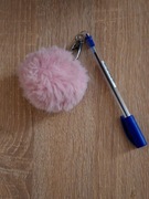 Długopis z PUSZKIEM różowy pompon brelok