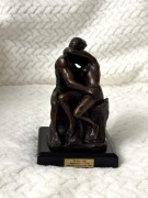 Replika z brązu rzeźby „Pocałunek” A. Rodina