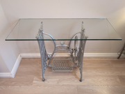 Przepiękny stół ze szklanym blatem ze stojaka do maszyny do szycia