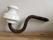 Zabytkowy porcelanowy izolator z haczykiem – z demontażu