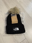 Czarna czapka z pomponem