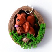 Wisiorek wiewiórka orzech żołędzie prezent mech