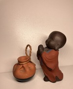 figurka maly budda z naczyniem. stary (?ceramika?)