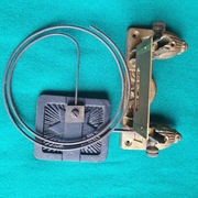 Masywny system mocowania mechanizmu zegara ze śrubami