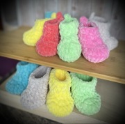 Szydełkowe kolorowe paputki niemowlęce