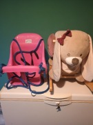 Bujaczek piesek oraz huśtawka dla małego dziecka.